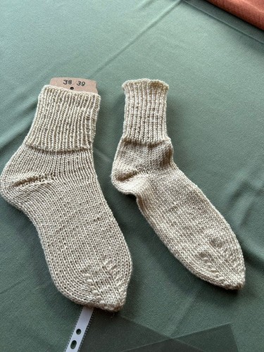 Paar handgestrickte socken - handgestrickte,